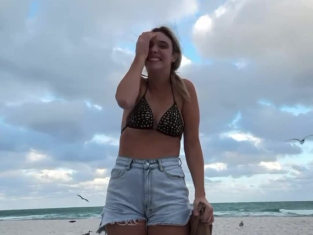 Die Influencerin Lele Pons zieht sich am Strand von einer Möwe aus, die ihren Bikini auszieht