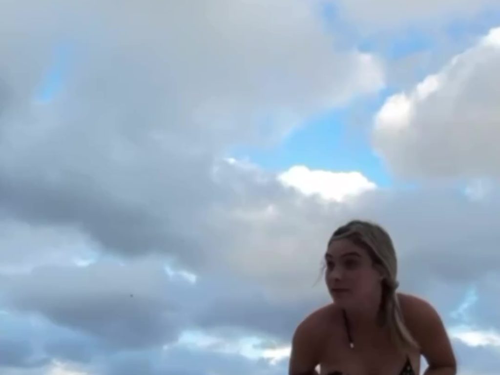 L'influencer Lele Pons spogliata in spiaggia da un gabbiano che le sfila il bikini