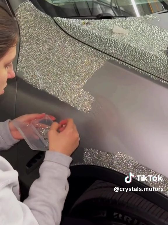 Tausende von Swarovski-Kristallen kleben am Auto, der Wahnsinn eines Mädchens wird zum Job