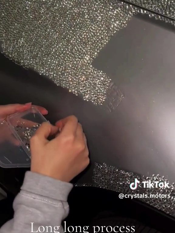 Migliaia di Swarovski incollati all'auto, la follia di una ragazza diventa lavoro