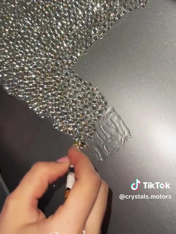 Migliaia di Swarovski incollati all'auto, la follia di una ragazza diventa lavoro