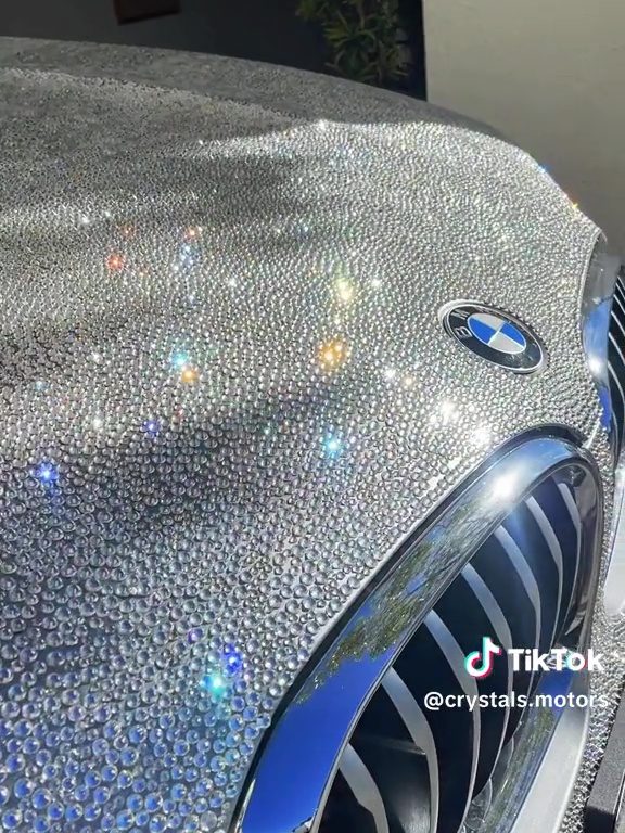 Migliaia di Swarovski incollati all'auto, la follia di una ragazza diventa lavoro