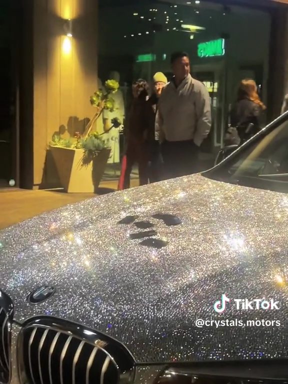 Migliaia di Swarovski incollati all'auto, la follia di una ragazza diventa lavoro