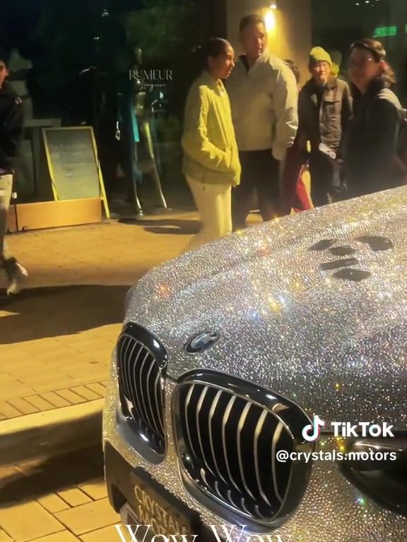 Migliaia di Swarovski incollati all'auto, la follia di una ragazza diventa lavoro