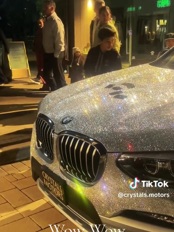 Migliaia di Swarovski incollati all'auto, la follia di una ragazza diventa lavoro