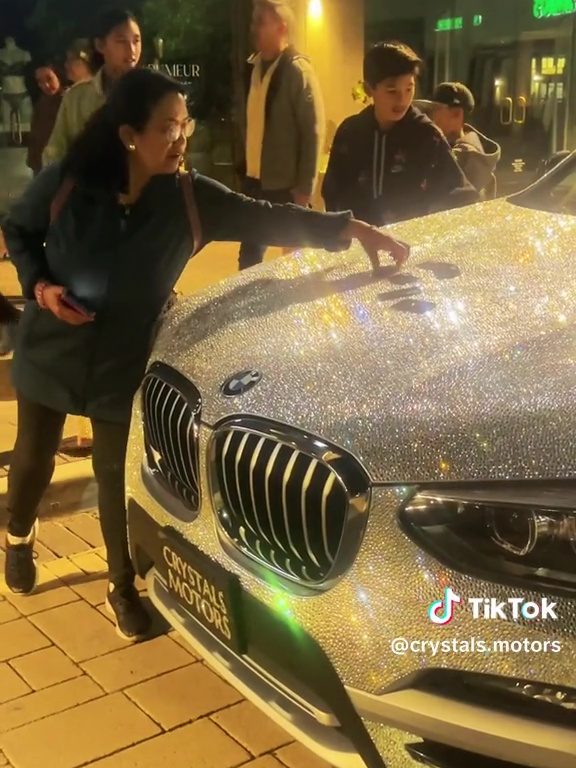 Migliaia di Swarovski incollati all'auto, la follia di una ragazza diventa lavoro