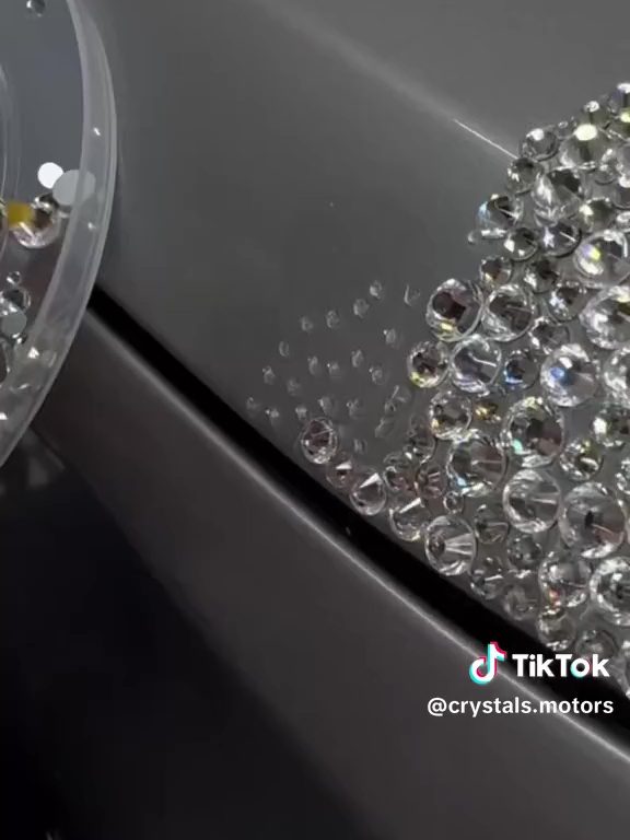 Migliaia di Swarovski incollati all'auto, la follia di una ragazza diventa lavoro