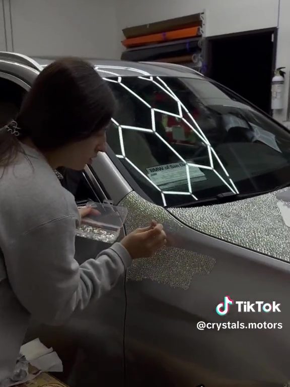 Migliaia di Swarovski incollati all'auto, la follia di una ragazza diventa lavoro