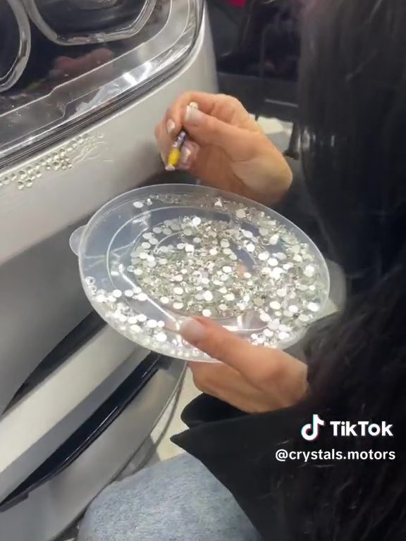 Migliaia di Swarovski incollati all'auto, la follia di una ragazza diventa lavoro