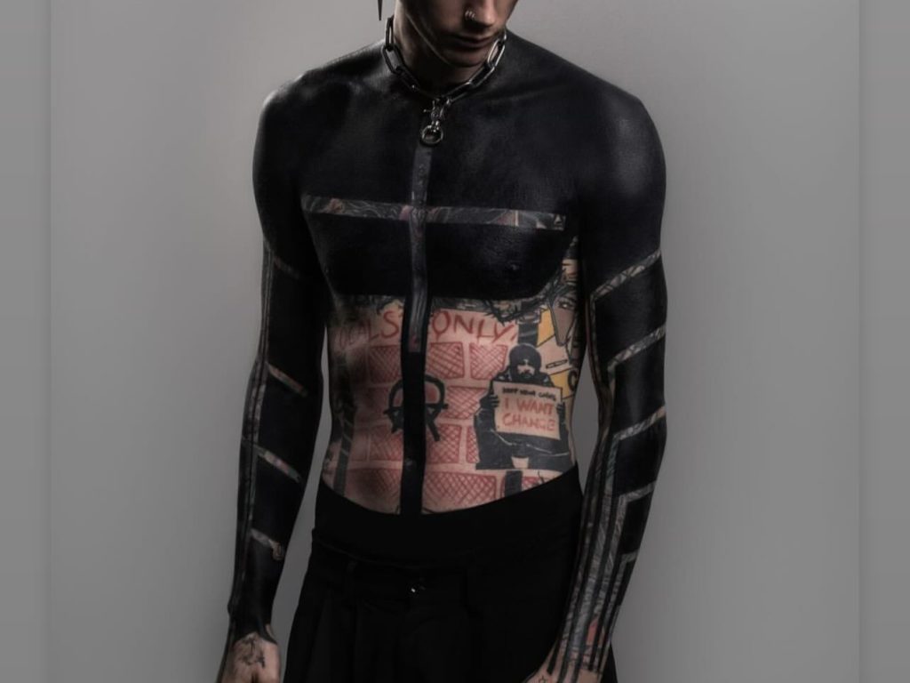 Impactante tatuaje de Machine Gun Kelly: ¿quiere volverse negro?