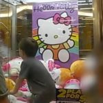 Bimbo incastrato nella macchina dei peluche