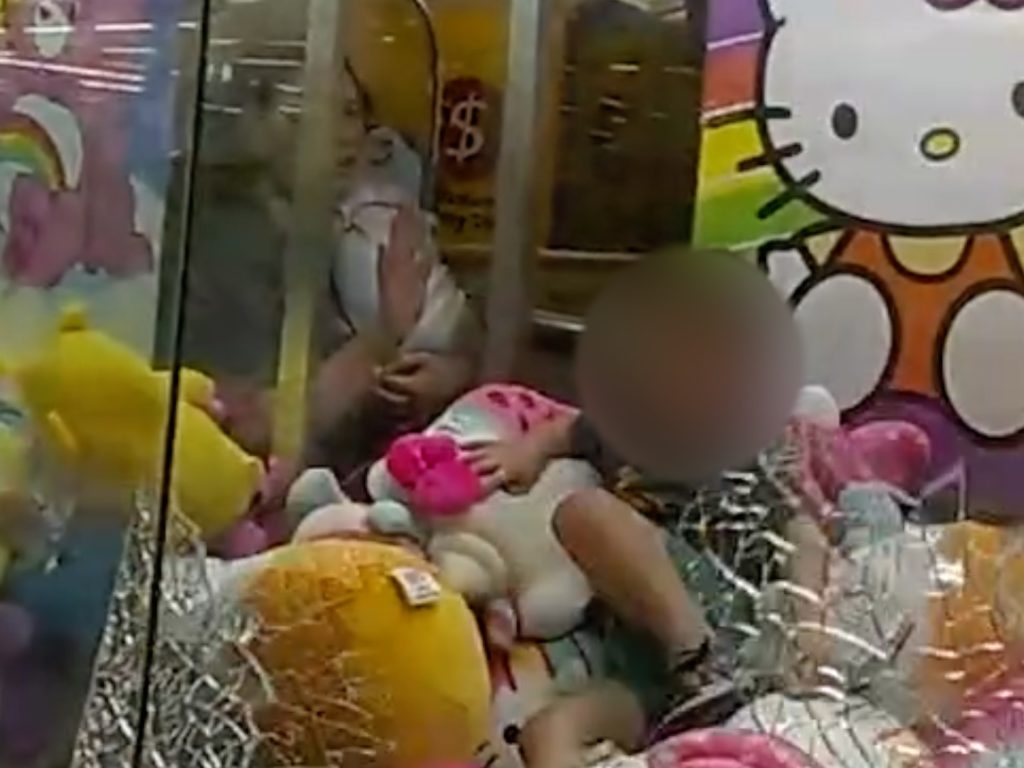 Bimbo incastrato nella macchina dei peluche