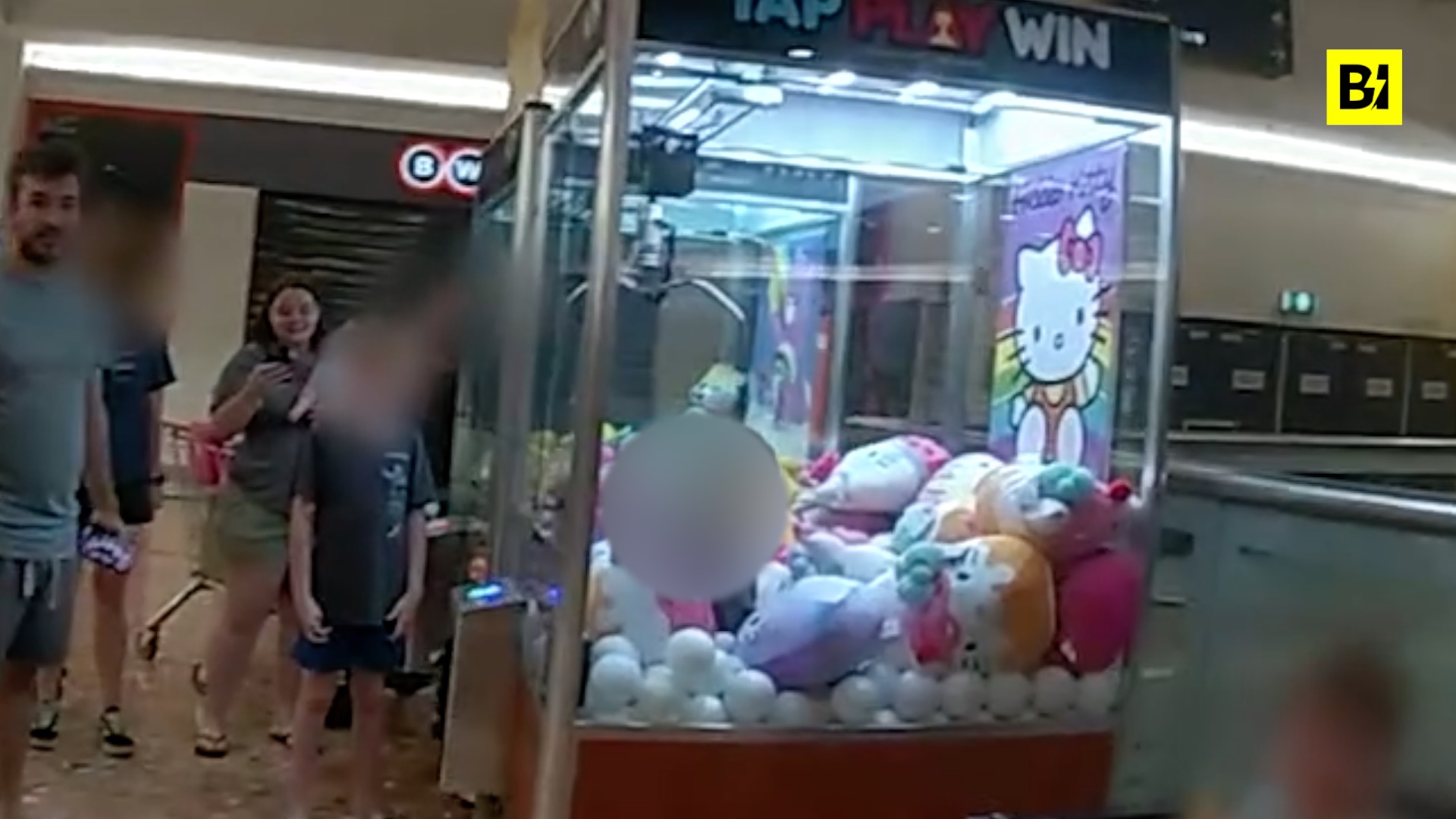 Bebé queda atrapado en una máquina de peluches. Aquí está...