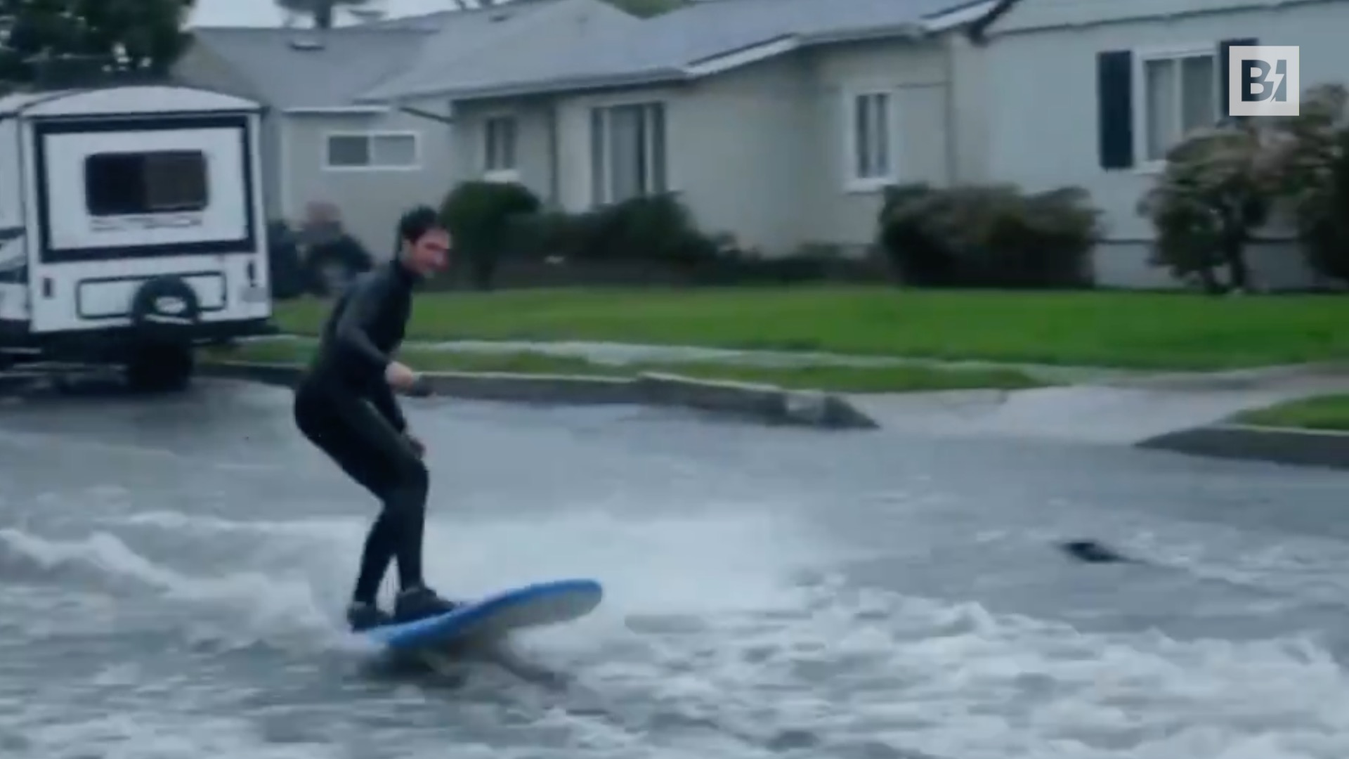 California, la emergencia por mal tiempo no frena a los surfistas