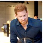 Harry solo mezz'ora con Re Carlo e poi notte in hotel: ecco perché