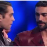 Mahmood e Mengoni stanno insieme, lo sguardo languido a Sanremo e i social impazziscono
