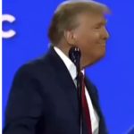 Anche per Trump segni di demenza, al comizio chiama "Mercedes" la moglie Melania