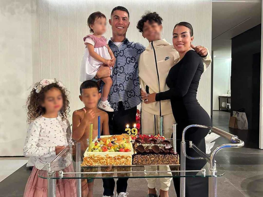 Ronaldo enfurece a Irán y censuran el trasero de Georgina