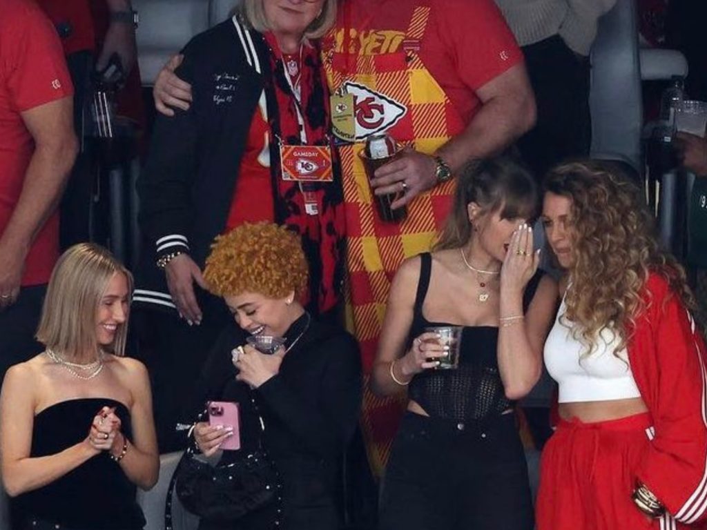 Super Bowl 2024, le gaffe dei fratelli Kelce: Taylor Swift quasi in imbarazzo