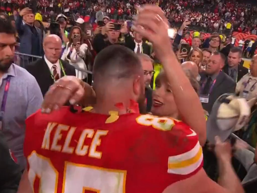 Super Bowl 2024, le gaffe dei fratelli Kelce: Taylor Swift quasi in imbarazzo