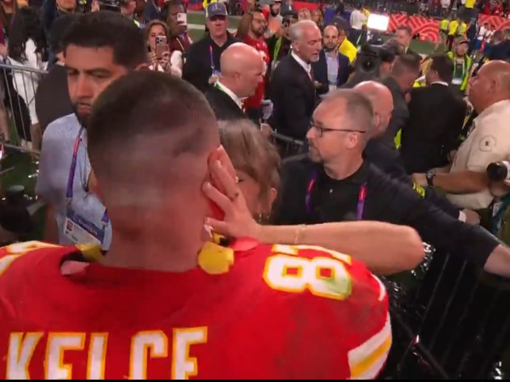 Super Bowl 2024, le gaffe dei fratelli Kelce: Taylor Swift quasi in imbarazzo