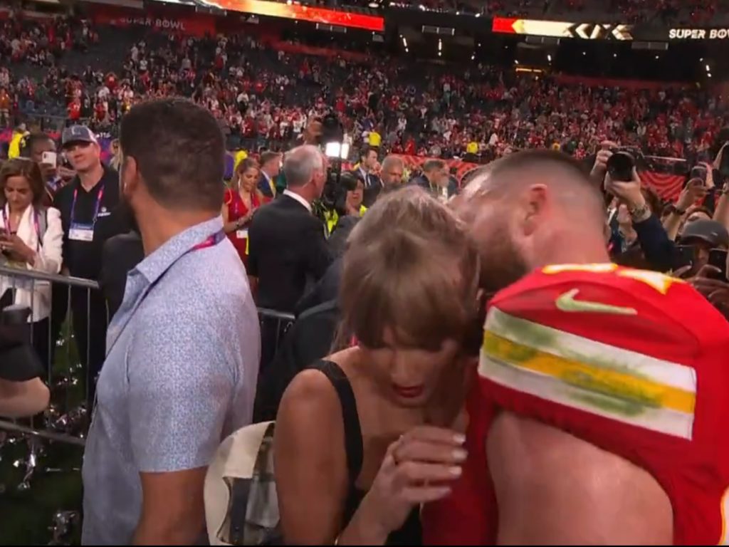 Super Bowl 2024, las meteduras de pata de los hermanos Kelce: Taylor Swift casi avergonzada