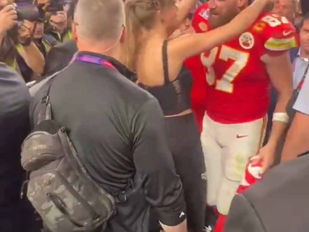 Super Bowl 2024, las meteduras de pata de los hermanos Kelce: Taylor Swift casi avergonzada