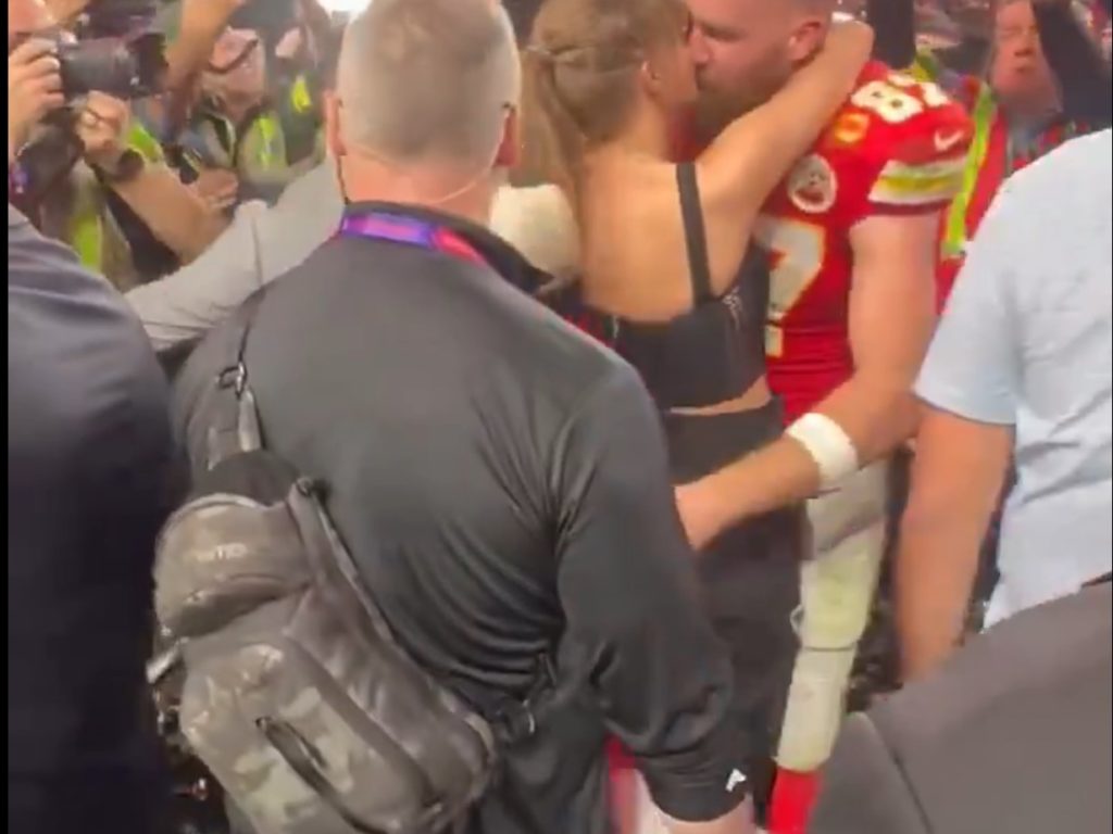 Super Bowl 2024, le gaffe dei fratelli Kelce: Taylor Swift quasi in imbarazzo