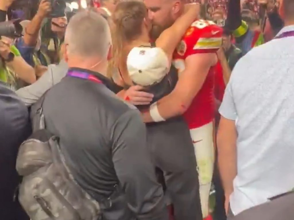 Super Bowl 2024, le gaffe dei fratelli Kelce: Taylor Swift quasi in imbarazzo