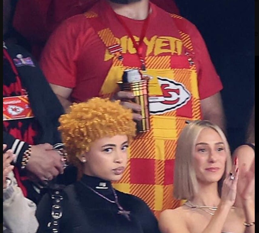 Super Bowl 2024, le gaffe dei fratelli Kelce: Taylor Swift quasi in imbarazzo