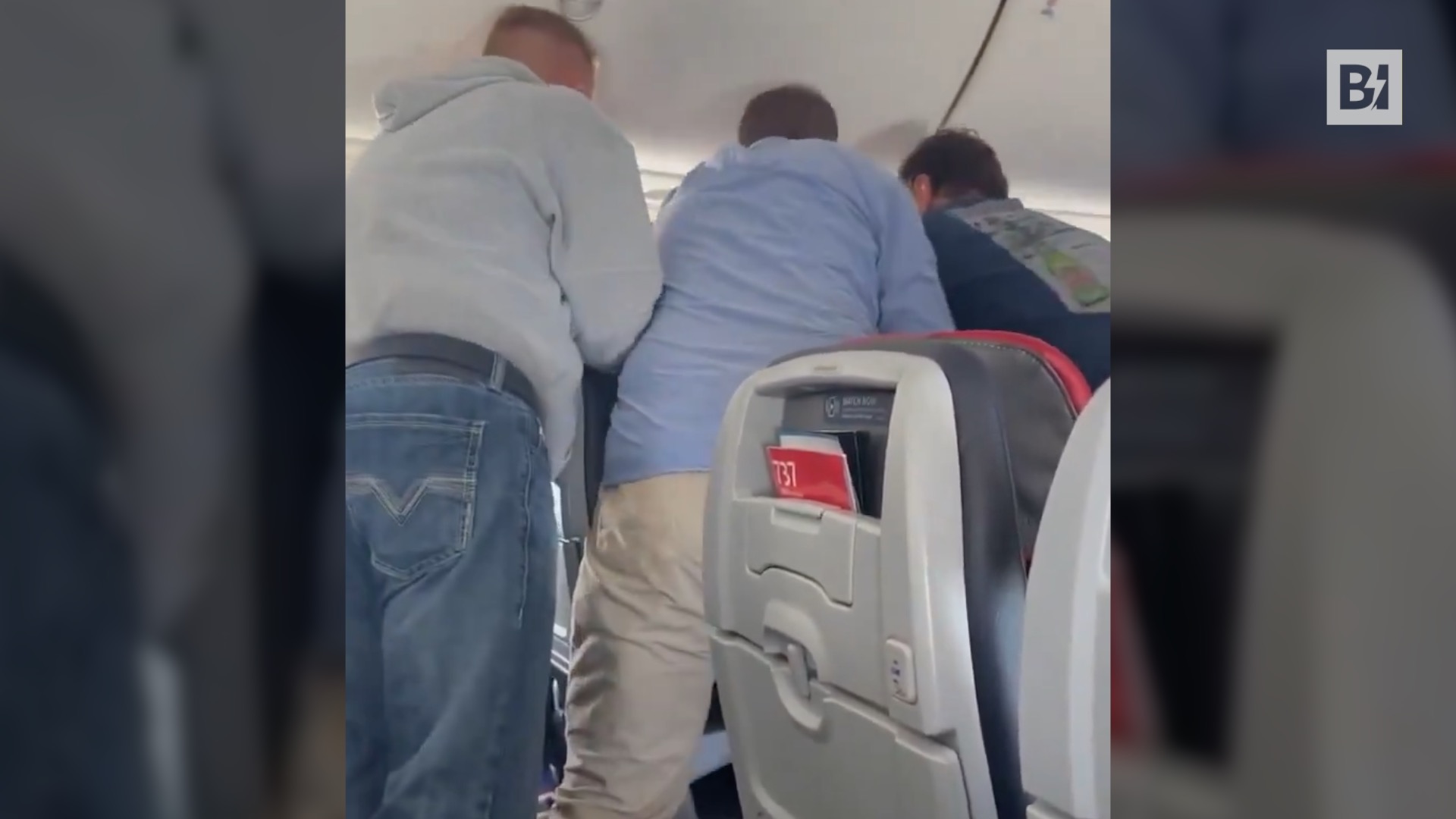 Intenta abrir la escotilla en pleno vuelo, miedo…