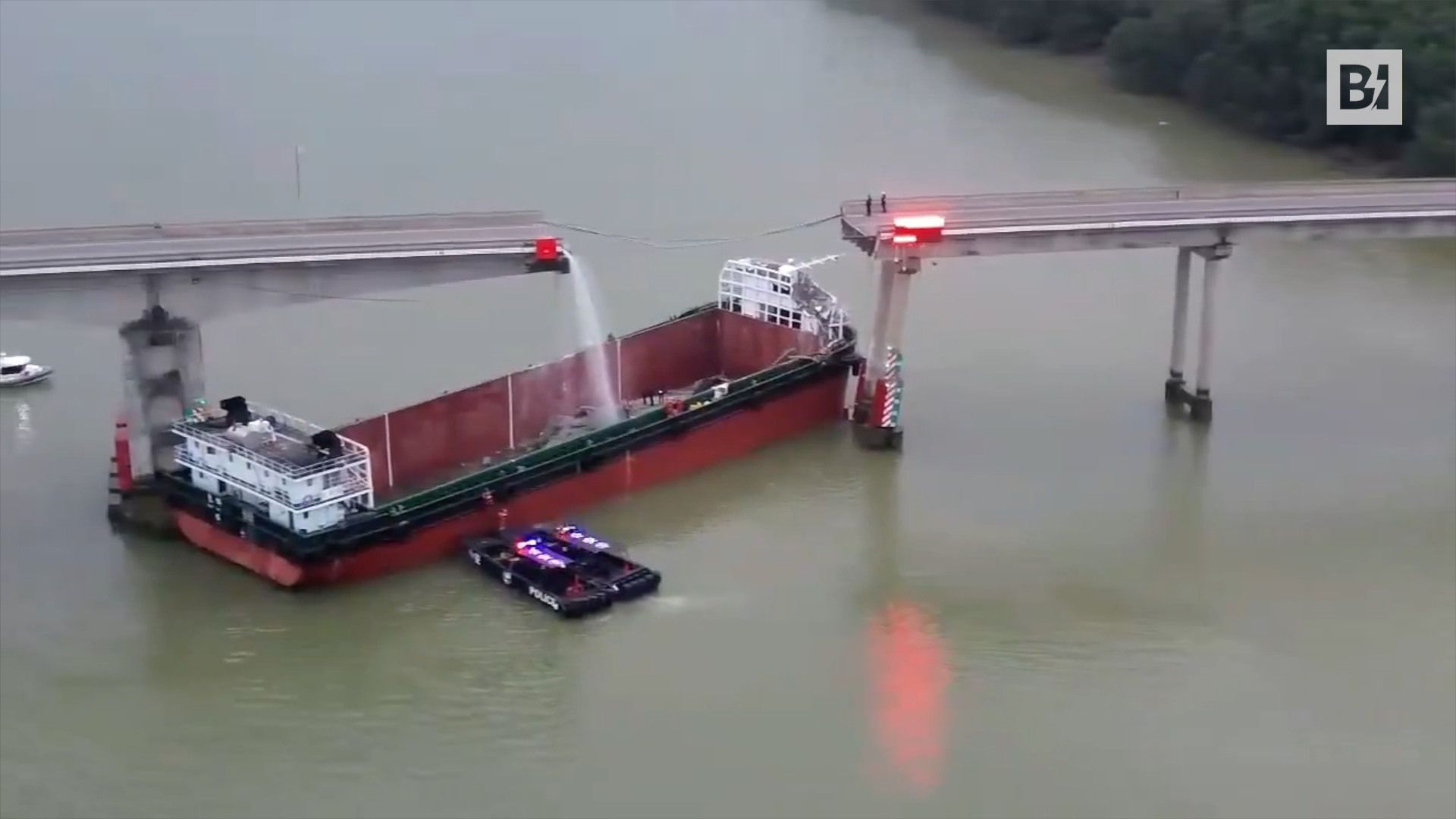 China, un carguero derriba un puente de carretera: víctimas