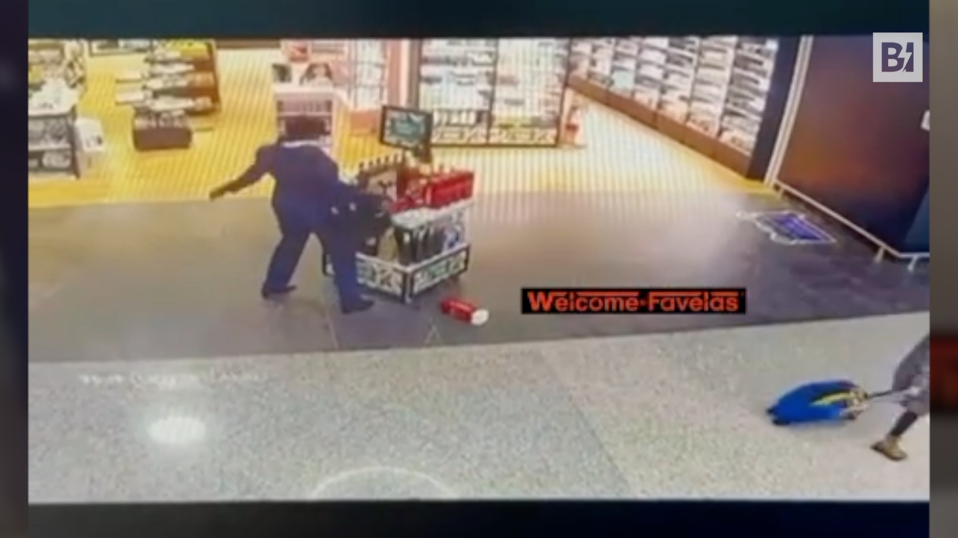 Fiumicino, hostess licenziata distrugge gli alcolici del duty…