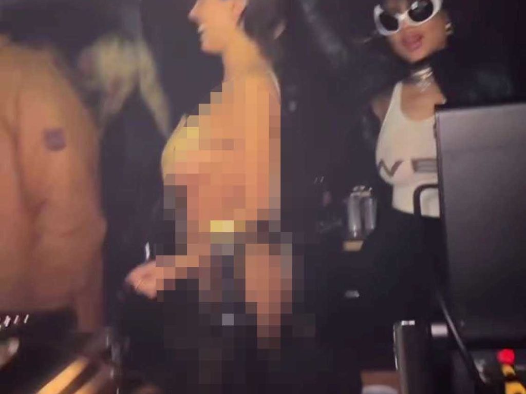 Bianca Censori llega semidesnuda a la fiesta del Super Bowl: un desafío a Kim Kardashian