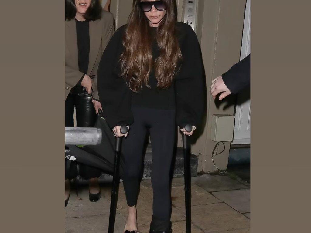 Victoria Beckham con el pie roto no renuncia a los tacones