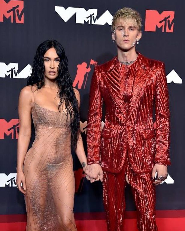 Impactante tatuaje de Machine Gun Kelly: ¿quiere volverse negro?