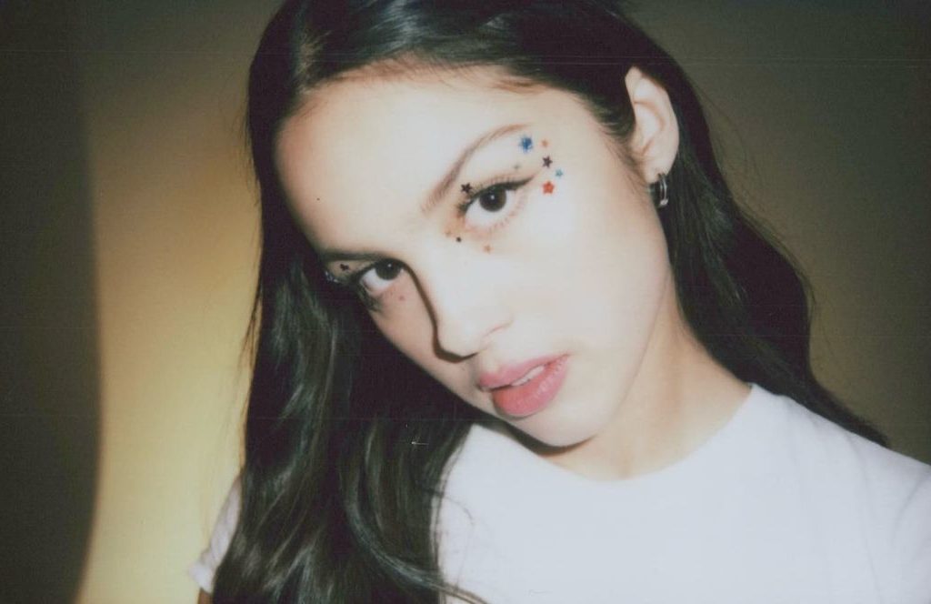 Olivia Rodrigo compie 21 anni e va per sfregio a comprarsi birra e sigarette