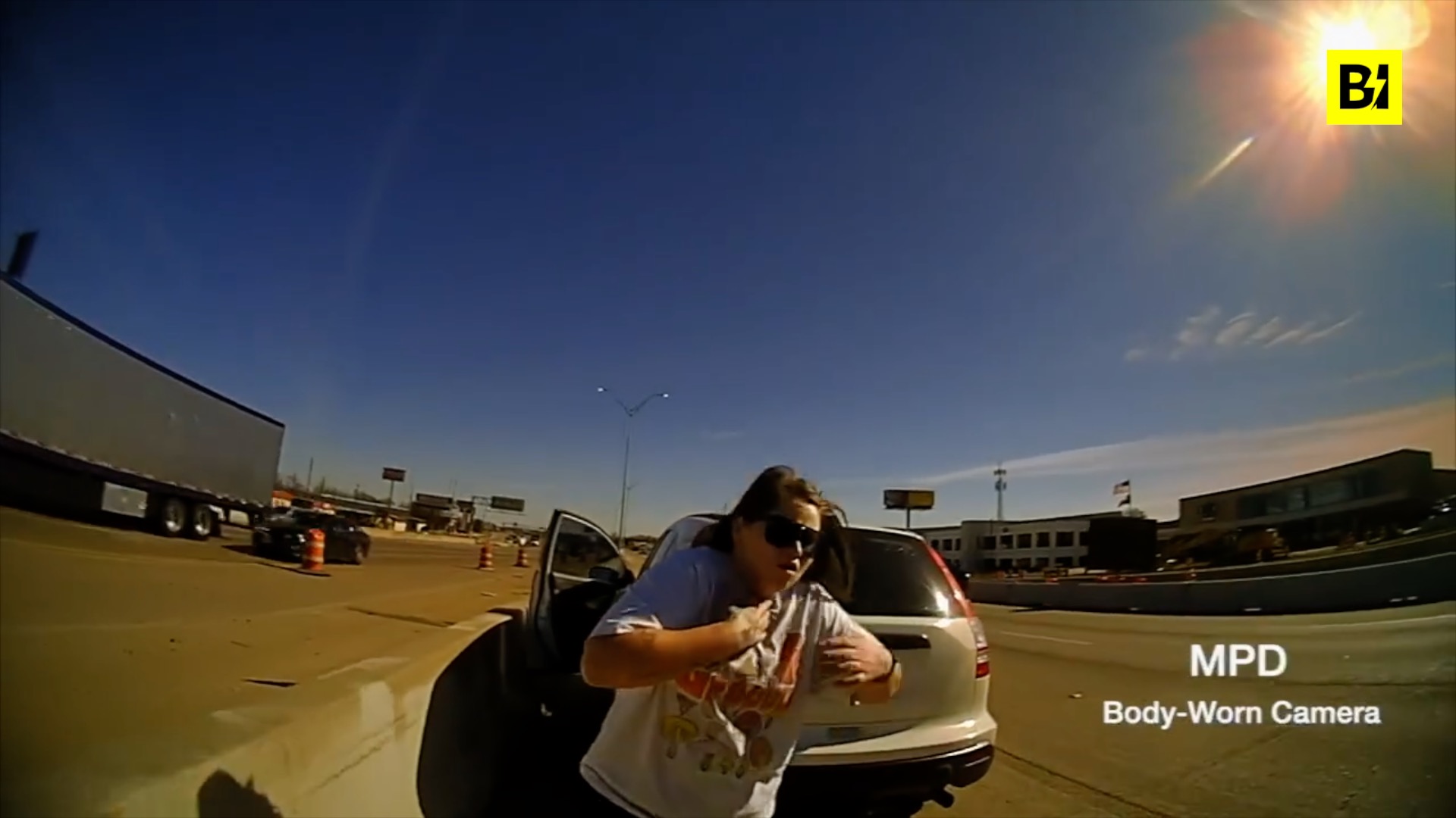 Está a punto de asfixiarse en la carretera por…