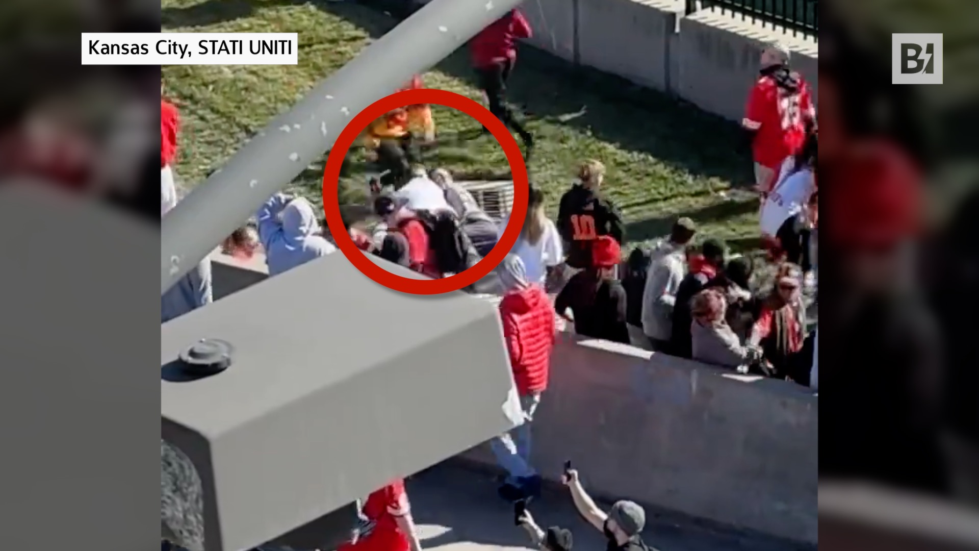 Kansas City, dos fanáticos heroicos detienen a sospechoso…