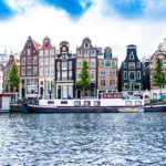 Amsterdam, troppi fanno pipì nei canali e muoiono: scatta emergenza