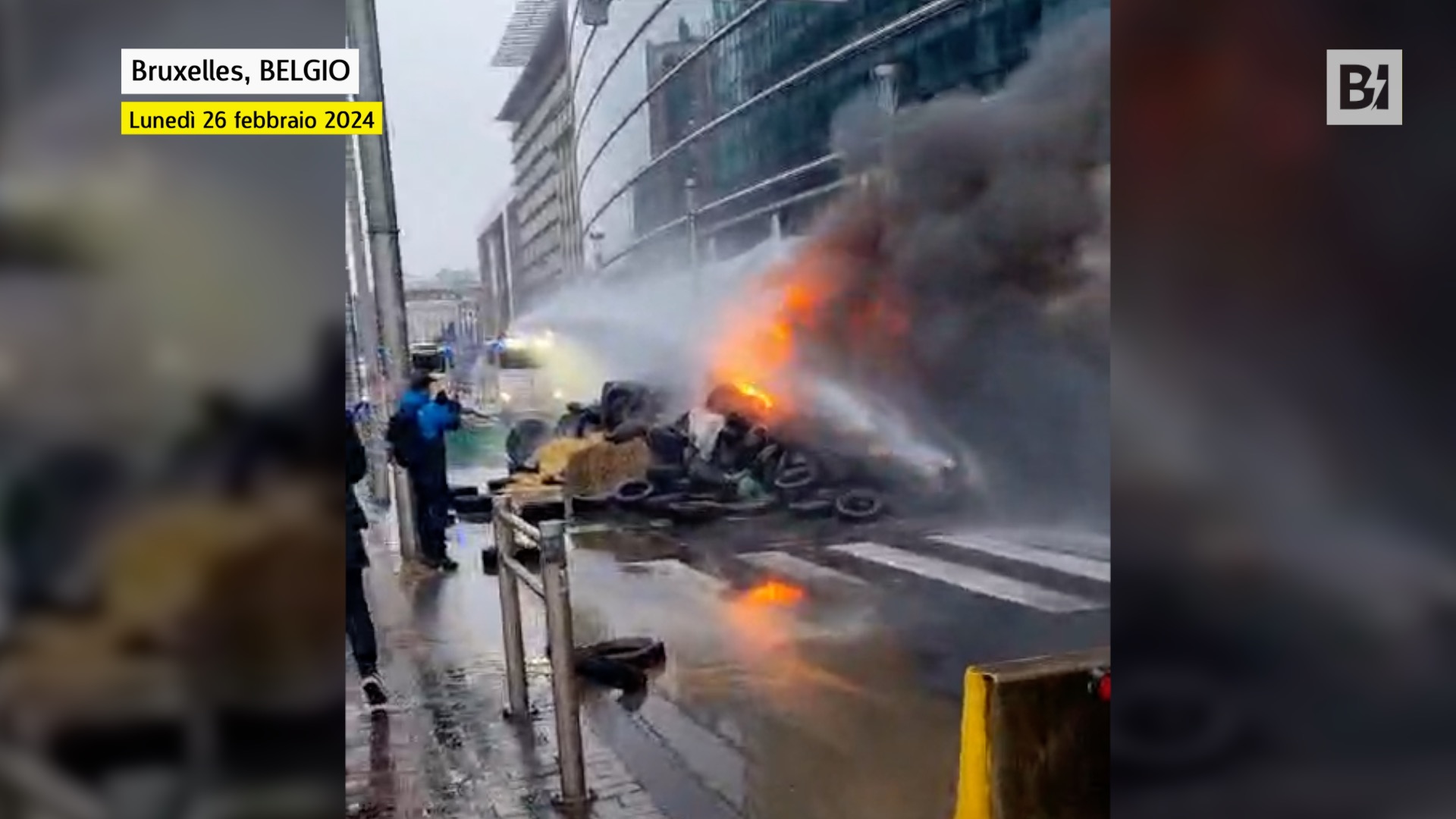 Strade in tilt, petardi e roghi: i trattori…