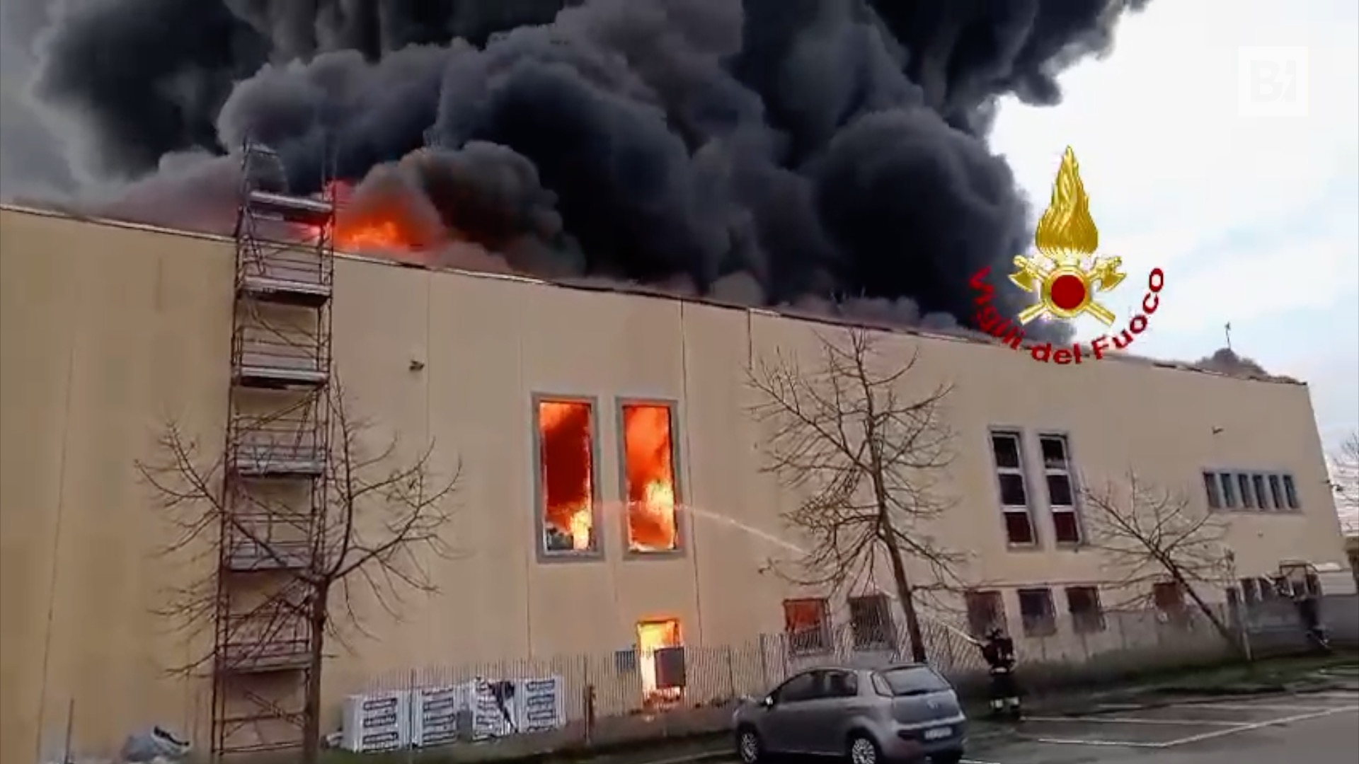 Incendio nel Milanese, fiamme in un capannone