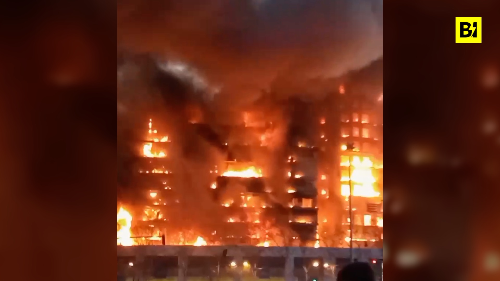 Valencia, due interi grattacieli divorati dalle fiamme