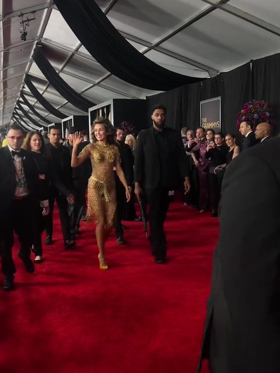 Miley Cyrus ohne Höschen bei den Grammys, die Kollaborateurin bedeckt ihren Hintern mit der Hand