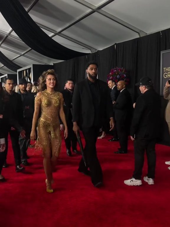 Miley Cyrus sin bragas en los Grammy, la colaboradora le tapa el trasero con la mano