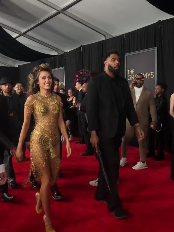 Miley Cyrus ohne Höschen bei den Grammys, die Kollaborateurin bedeckt ihren Hintern mit der Hand