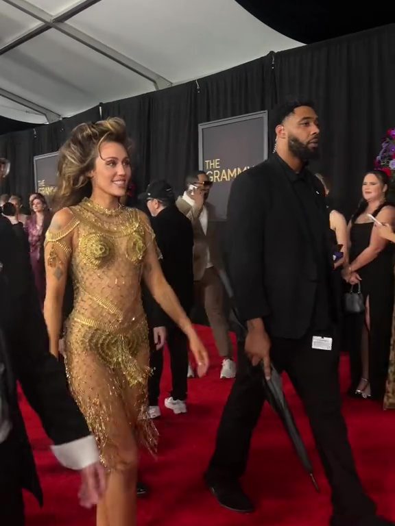 Miley Cyrus ohne Höschen bei den Grammys, die Kollaborateurin bedeckt ihren Hintern mit der Hand