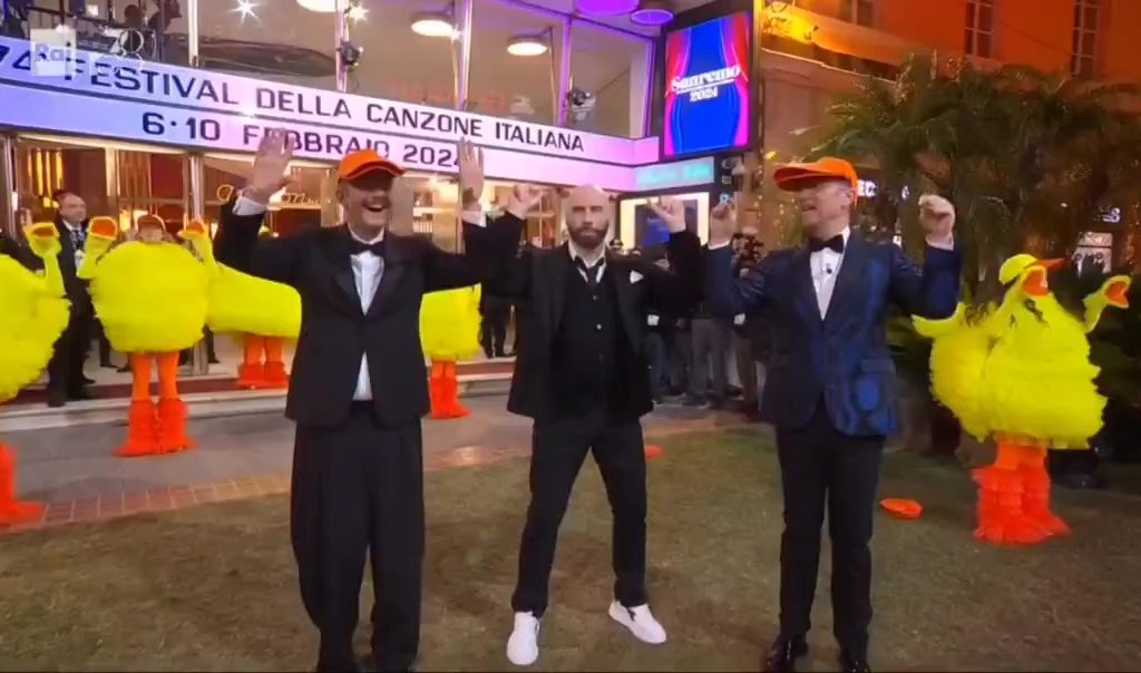 John Travolta, polémica en San Remo 2024: censura del vídeo de la Rai y prestigio con publicidad oculta