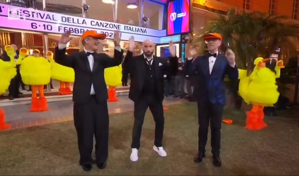 John Travolta, polémica en San Remo 2024: censura del vídeo de la Rai y prestigio con publicidad oculta