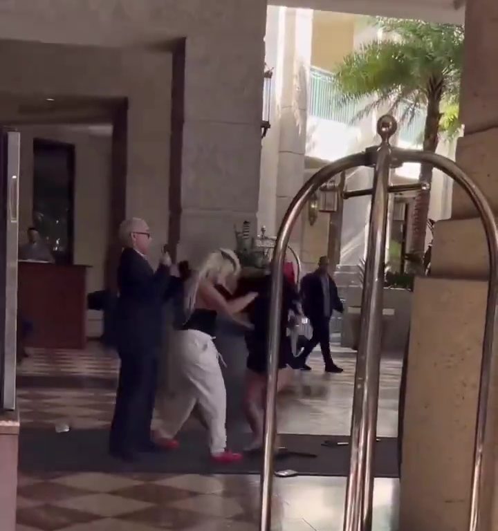 Pelea entre dos mujeres frente a un hotel de lujo: terminan en el viento